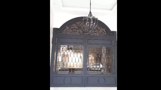 درب فرفورژه با گل‌های دست ساز