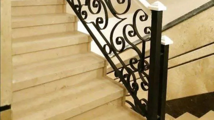 نرده راه پله فلزی با گل های فرفورژه دست ساز