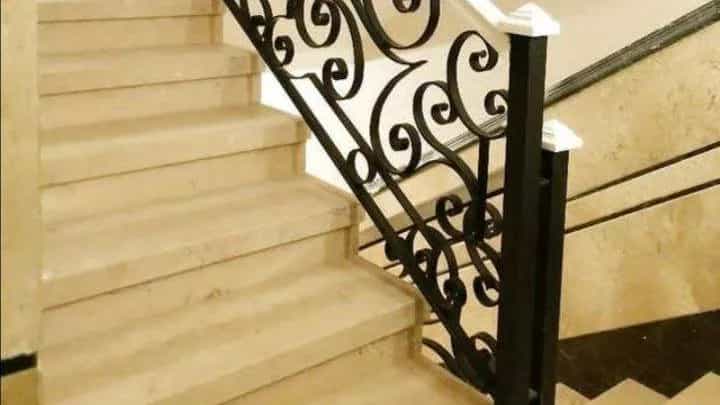 El yapımı ferforje çiçekli metal merdiven korkuluğu
